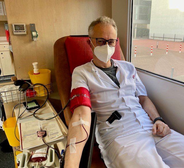 Dr. Christoph Haurand spendet Blut