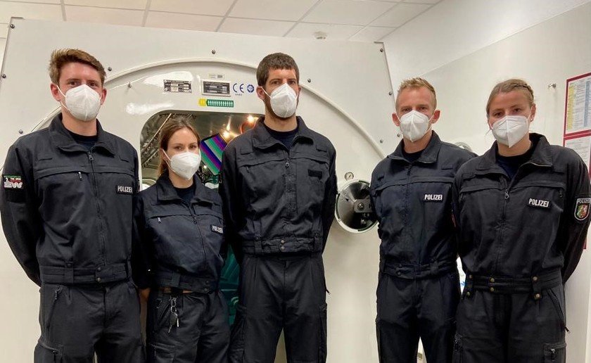 Fünf Tauchanwärter der 2. Technischen Einsatzeinheit des Polizeipräsidiums Wuppertal Fünf Tauchanwärter der 2. Technischen Einsatzeinheit des Polizeipräsidiums Wuppertal