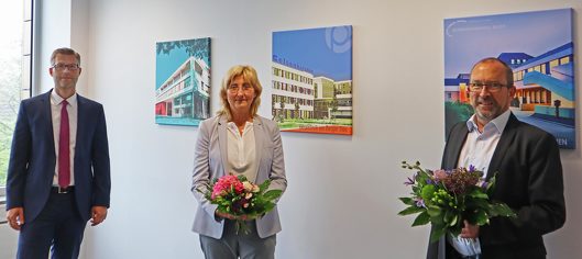 Klinikchef Dr. André Schumann (l.) begrüßte die neue Pflegedirektorin Martina Koch und verabschiedete ihren Vorgänger Joachim Weigand, dem er für sein langjähriges und erfolgreiches Wirken dankte. Klinikchef Dr. André Schumann (l.) begrüßte die neue Pflegedirektorin Martina Koch und verabschiedete ihren Vorgänger Joachim Weigand, dem er für sein langjähriges und erfolgreiches Wirken dankte.