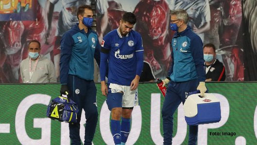 Zwei Schalker Ärzte kümmern sich am Spielfeldrand um einen verletzten Spieler