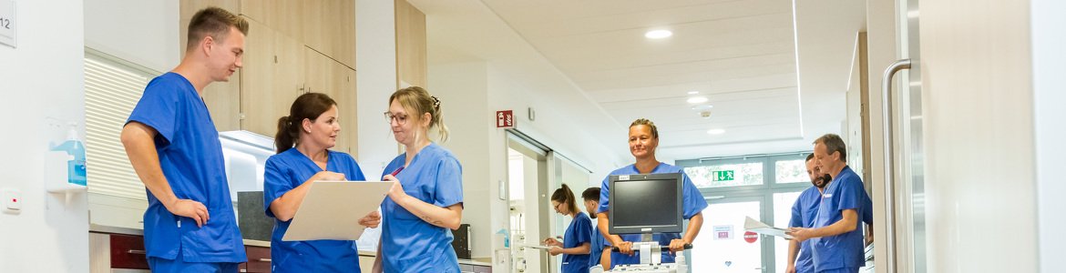 Der Fachbereich des Department Intensivstation im Bergmannsheil Buer bei der Klinischen Visite und Dokumentation der Patienten. 