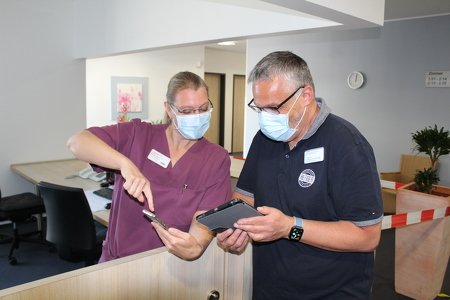 Im Bergmannheil Buer können Patienten mit dem Tablet ein Videotelefonat führen.