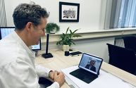 PD Dr. Markus Utech bei einer Video-Sprechstunde mit einer Patientin.