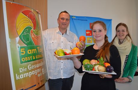 Thomas Hagemann und Eva Doifl mit Ernährungsberaterin Christina Strotmann im Ernährungszentrum am Berger See
