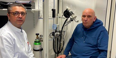 Werner Lensmann mit seinem Pneumologen Dr. med. Ali-Ekber Firat Anfang 2022 bei einer Nachsorgeuntersuchung im Lungenfunktionslabor